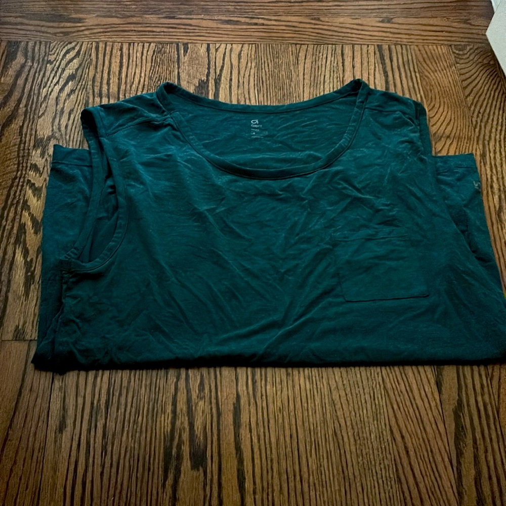 women’s medium gap fit breathe loose fitting workout tank in dark green.